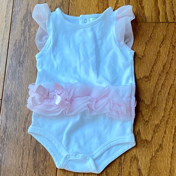 Baby gear | soft pink tutu and bow onesie. - Picture 1 of 4